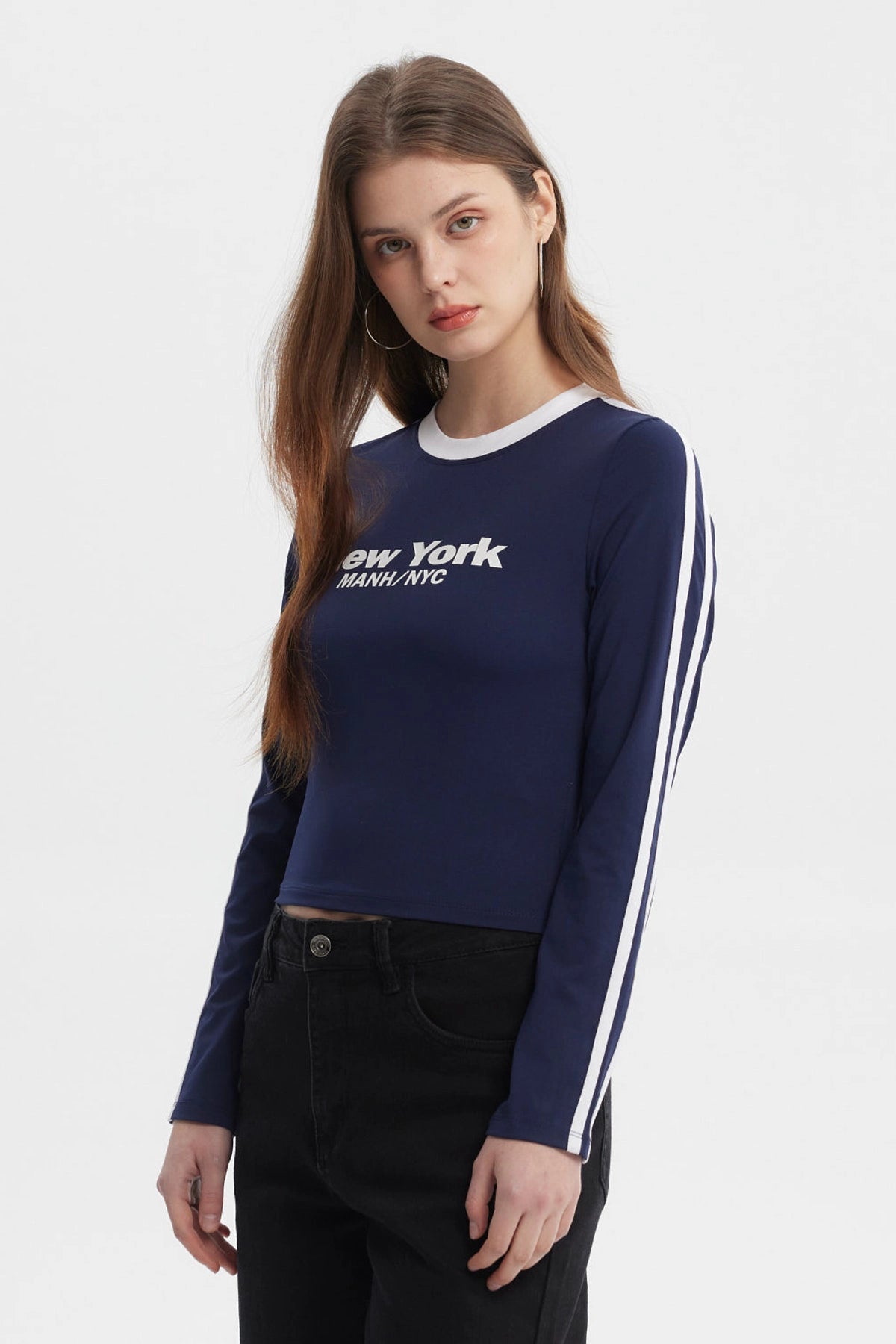 Polera azul mujer con mangas largas y cuello redondo blanco texto New York MANH NYC al frente en estilo urbano