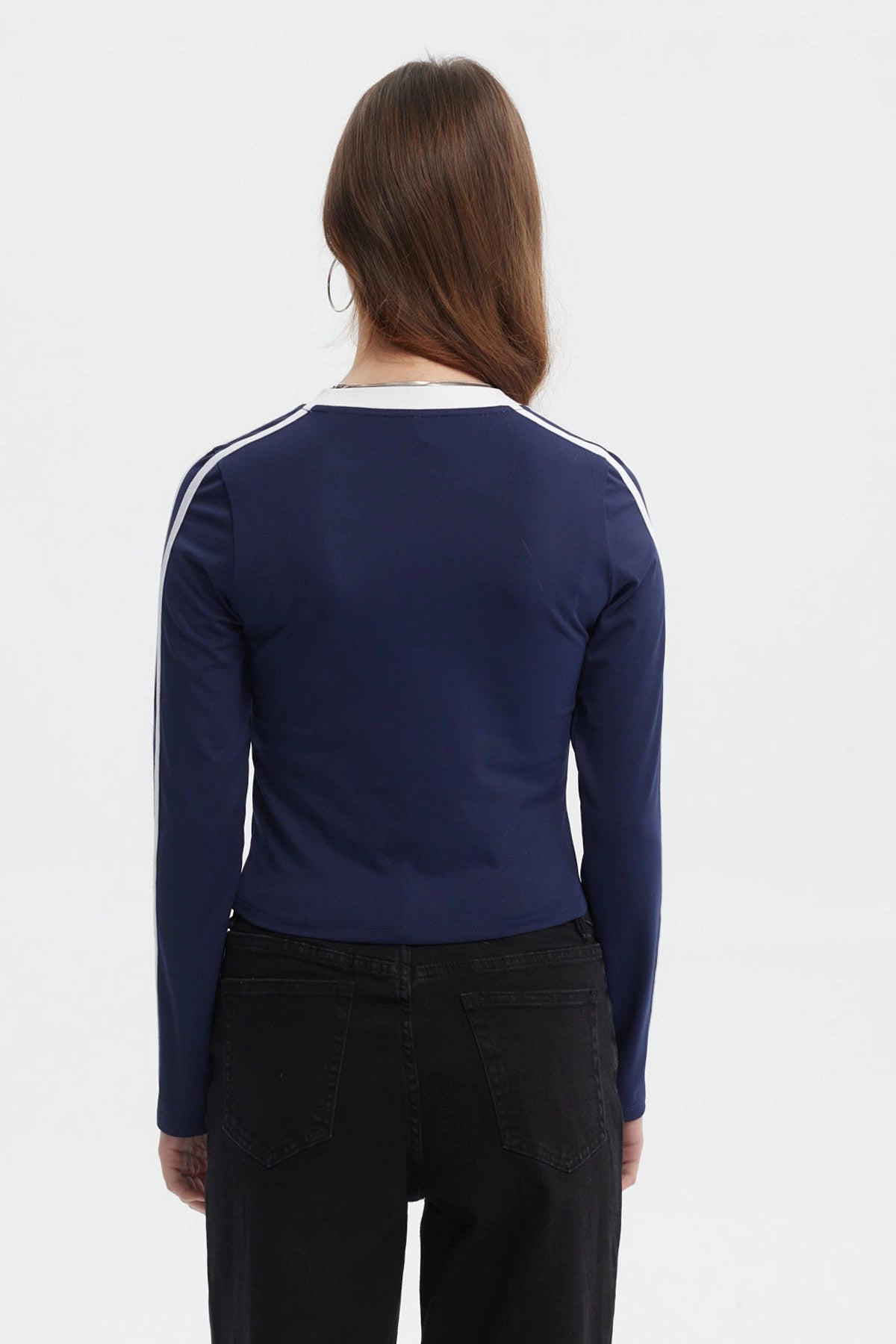 Polera azul mujer con mangas largas y cuello redondo blanco texto New York MANH NYC al frente en estilo urbano