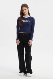 Polera azul mujer con mangas largas y cuello redondo blanco texto New York MANH NYC al frente en estilo urbano