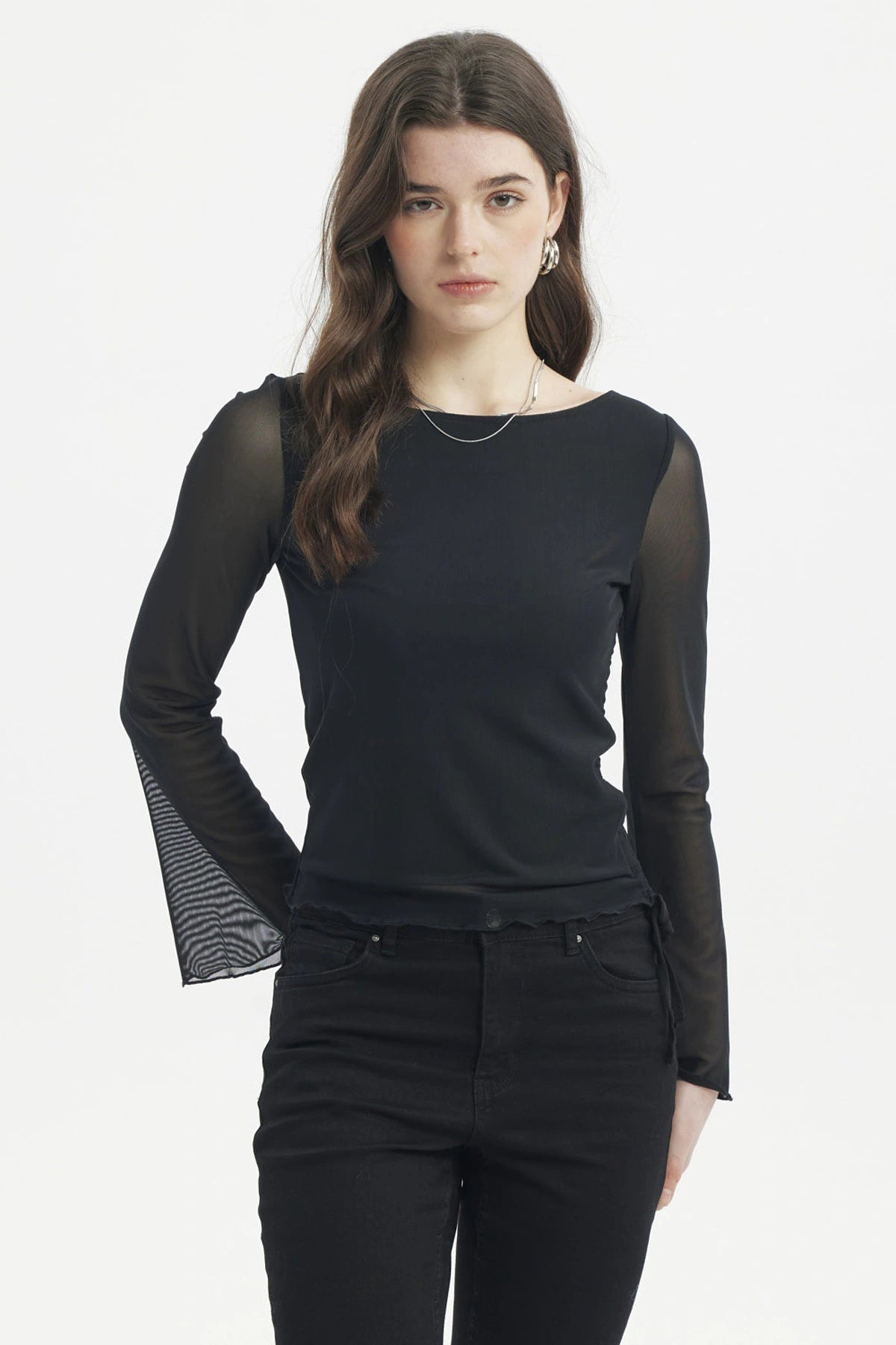 Polera negra para mujer con mangas acampanadas transparentes diseño liso estilo elegante