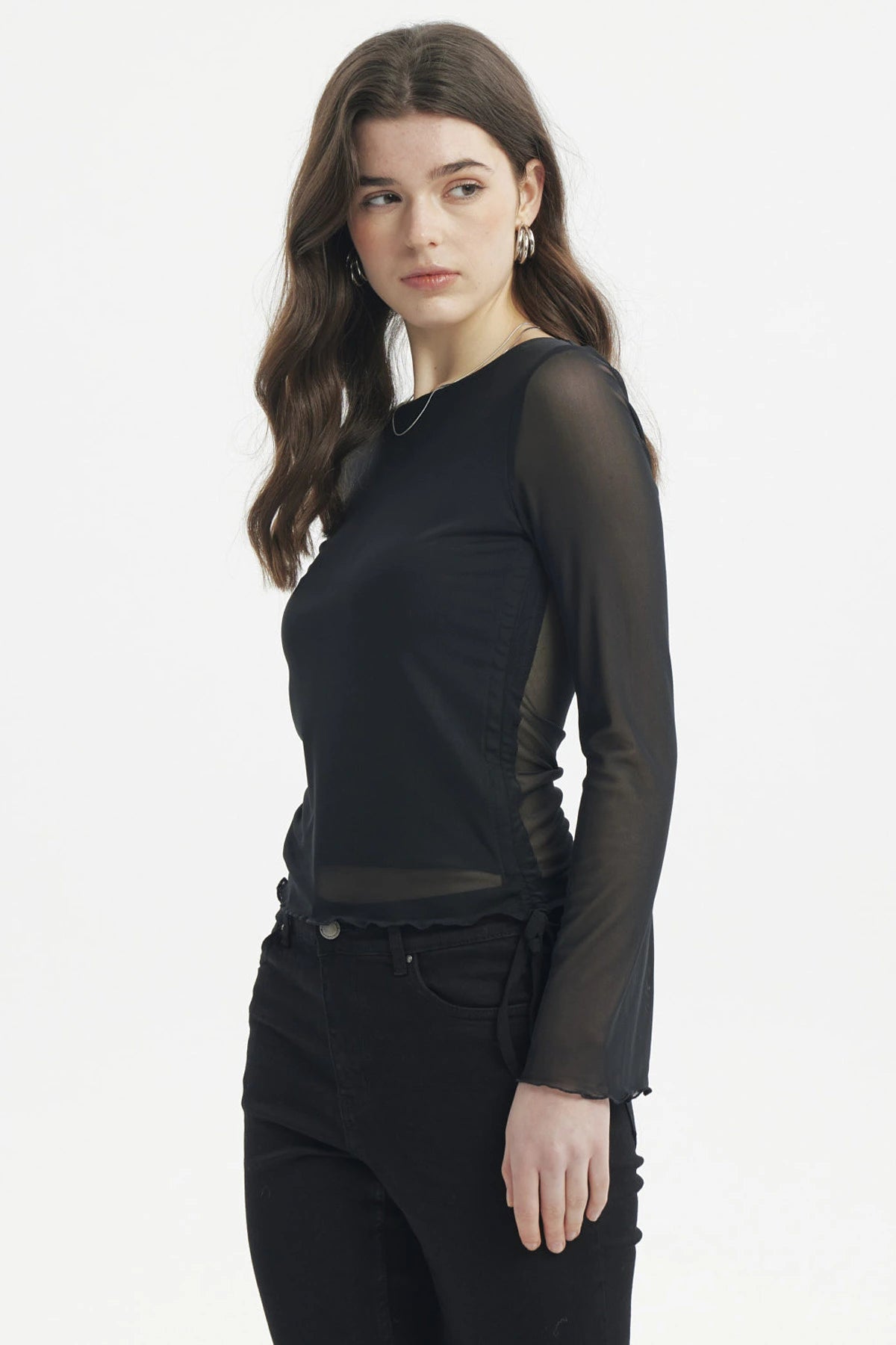 Polera negra para mujer con mangas acampanadas transparentes diseño liso estilo elegante