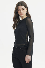 Polera negra para mujer con mangas acampanadas transparentes diseño liso estilo elegante