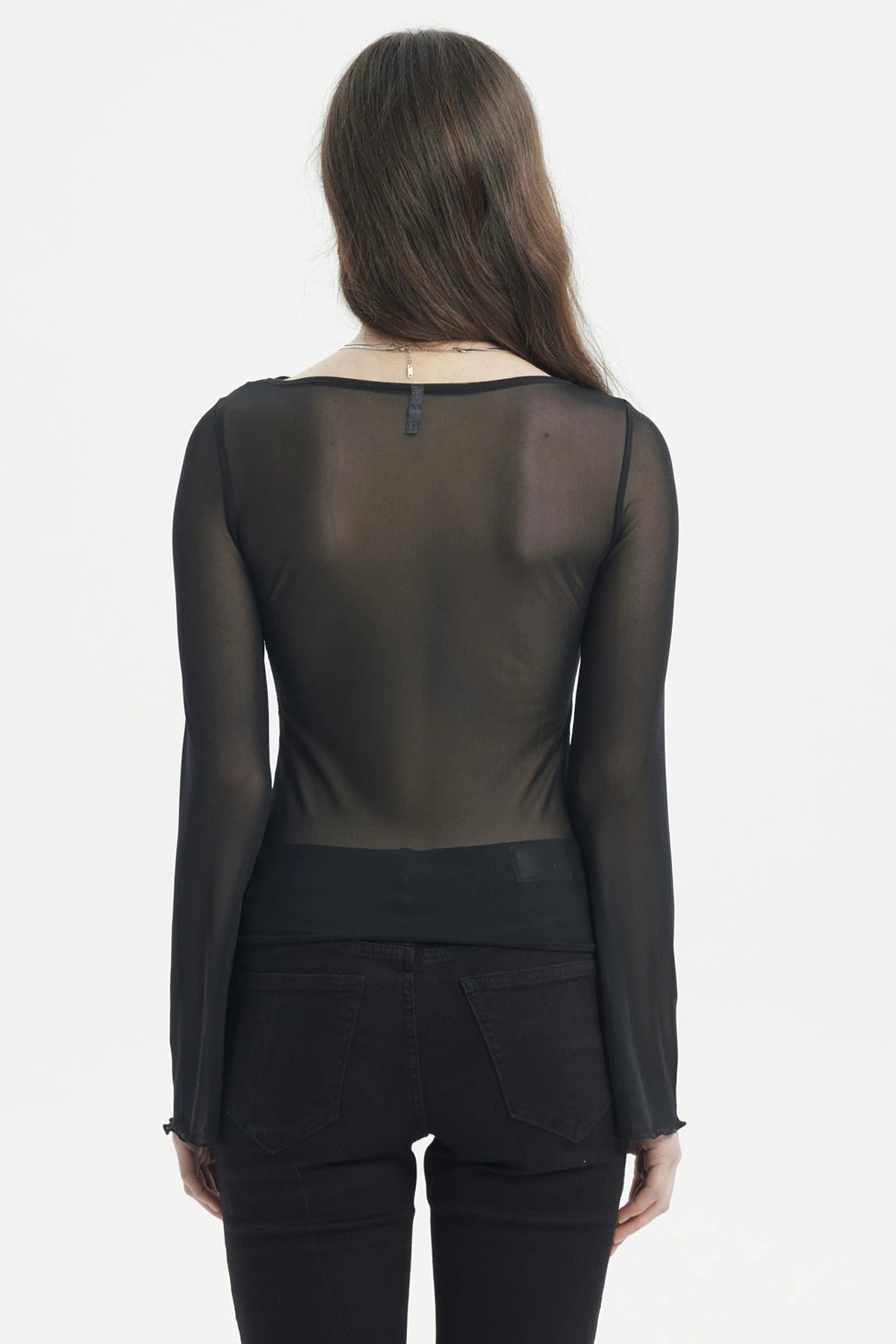 Polera negra para mujer con mangas acampanadas transparentes diseño liso estilo elegante