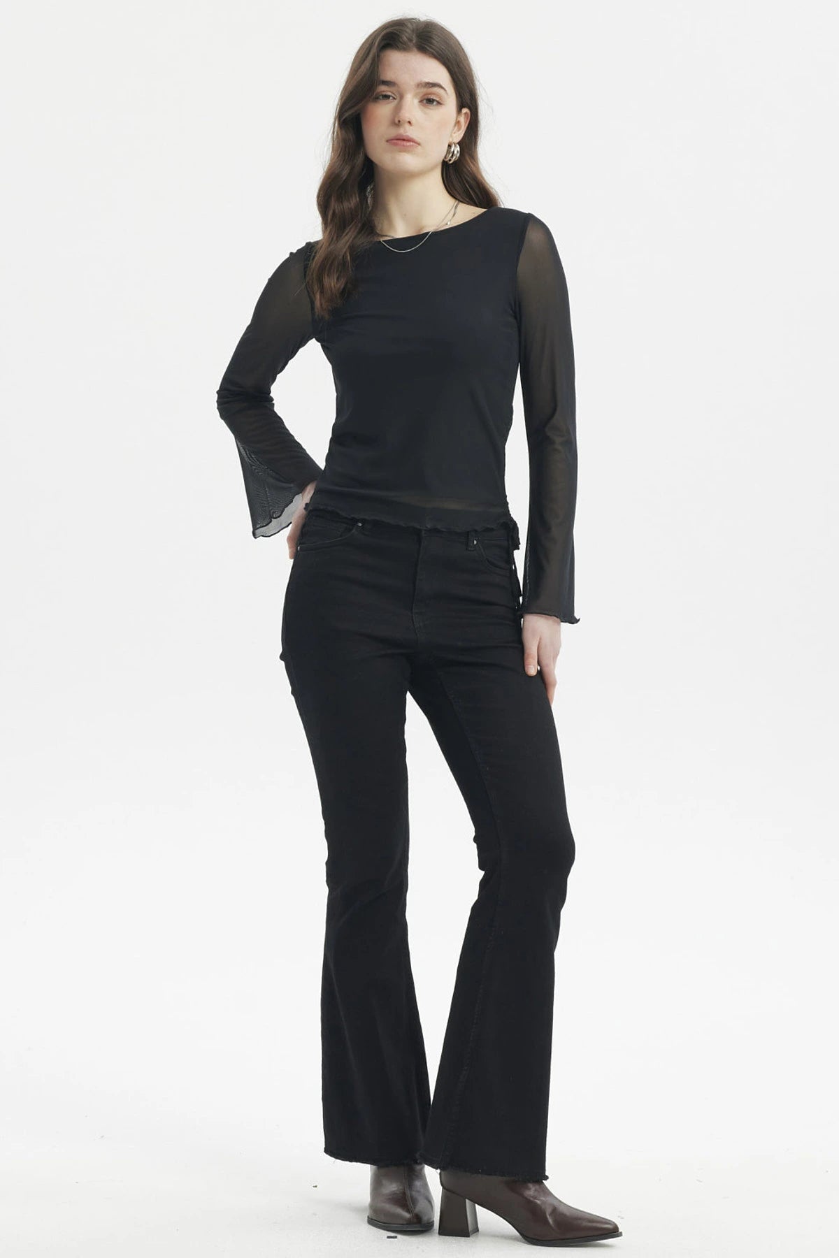Polera negra para mujer con mangas acampanadas transparentes diseño liso estilo elegante