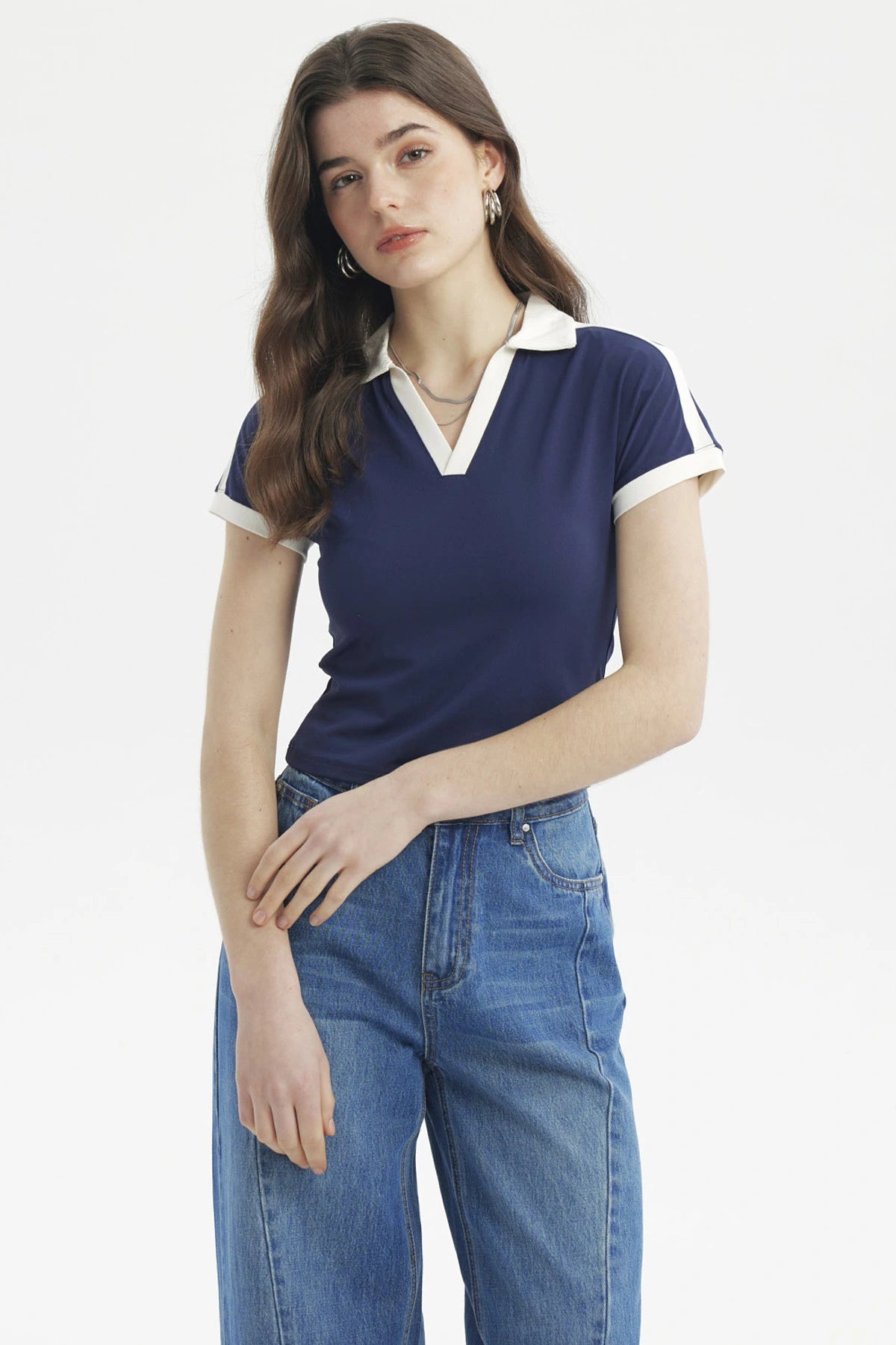 Polera azul mujer cuello polo con ribetes blancos estilo casual y sin estampa