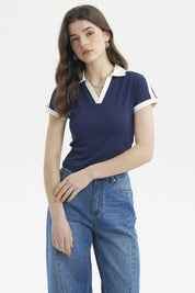 Polera azul mujer cuello polo con ribetes blancos estilo casual y sin estampa