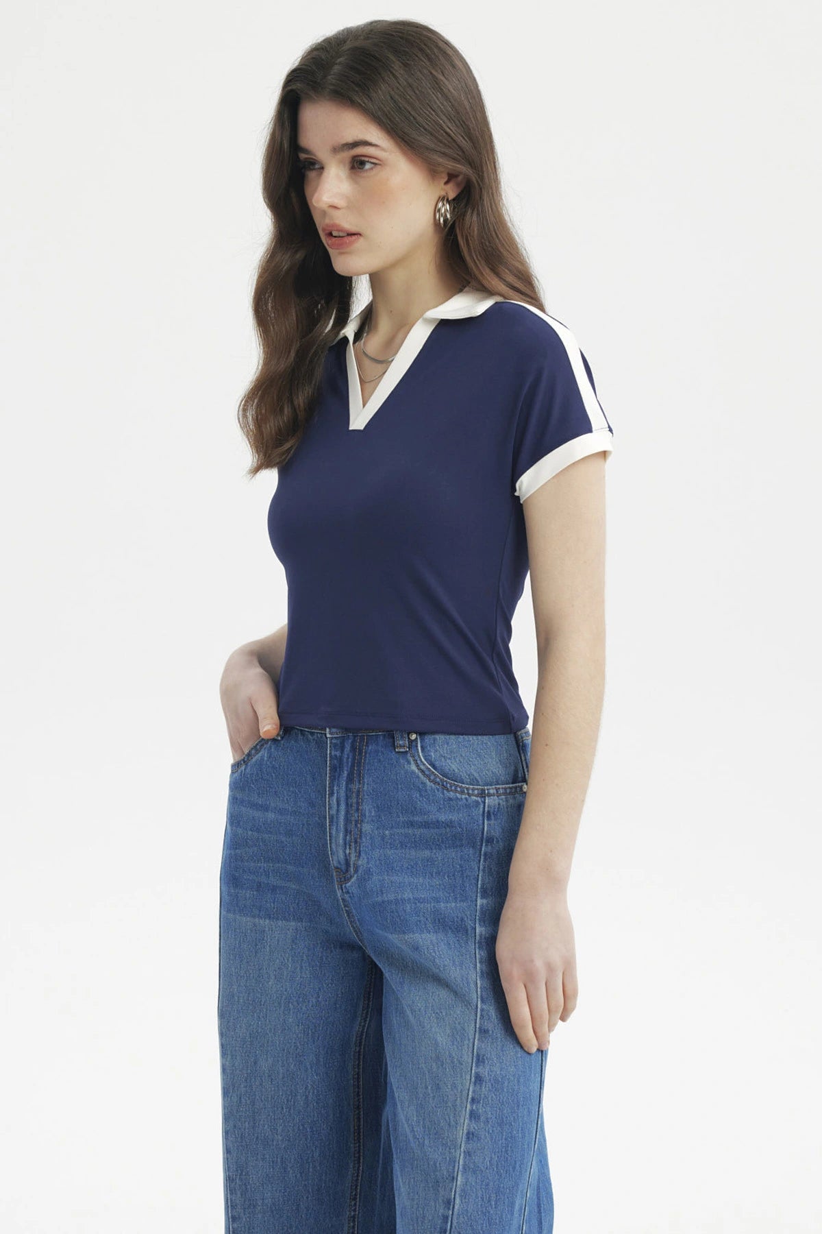 Polera azul mujer cuello polo con ribetes blancos estilo casual y sin estampa