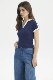Polera azul mujer cuello polo con ribetes blancos estilo casual y sin estampa