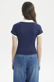 Polera azul mujer cuello polo con ribetes blancos estilo casual y sin estampa