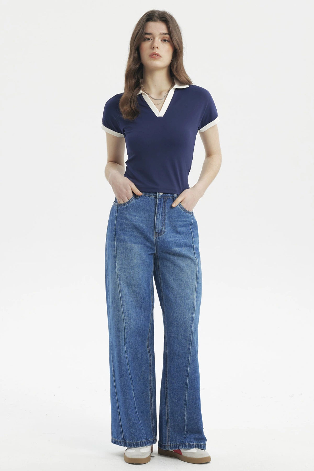 Polera azul mujer cuello polo con ribetes blancos estilo casual y sin estampa