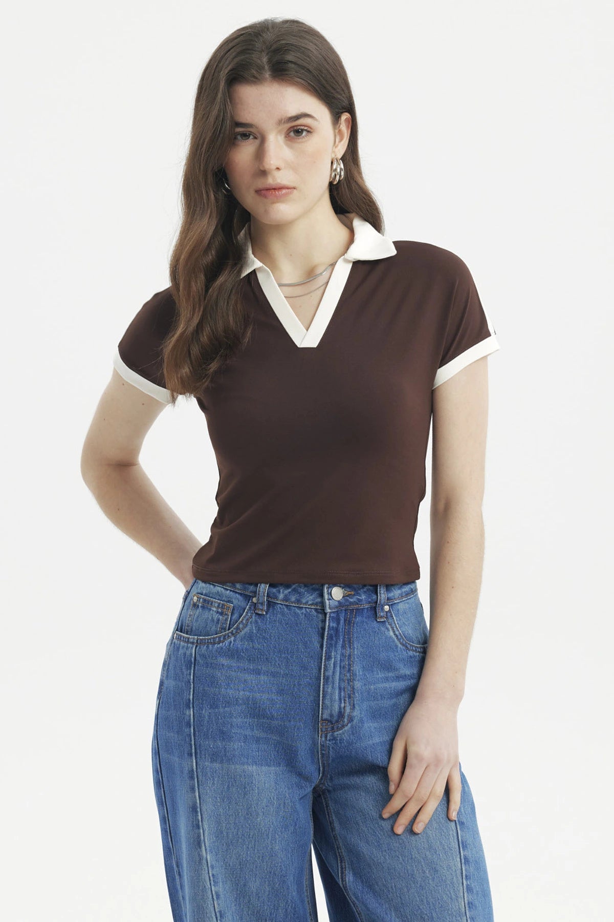 Polera mujer café oscuro con cuello polo blanco y mangas cortas lisa