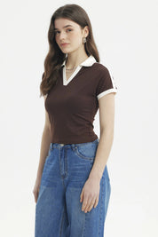 Polera mujer café oscuro con cuello polo blanco y mangas cortas lisa