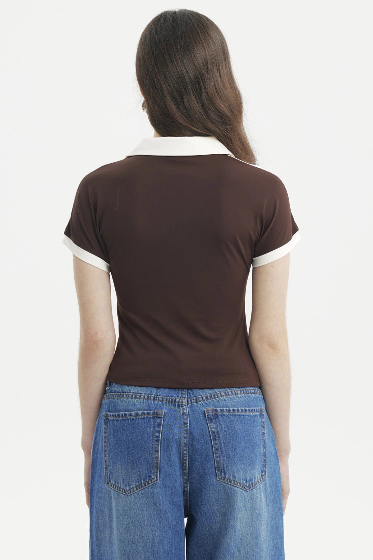 Polera mujer café oscuro con cuello polo blanco y mangas cortas lisa