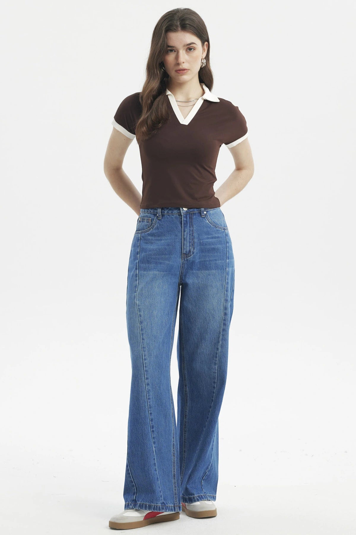 Polera mujer café oscuro con cuello polo blanco y mangas cortas lisa