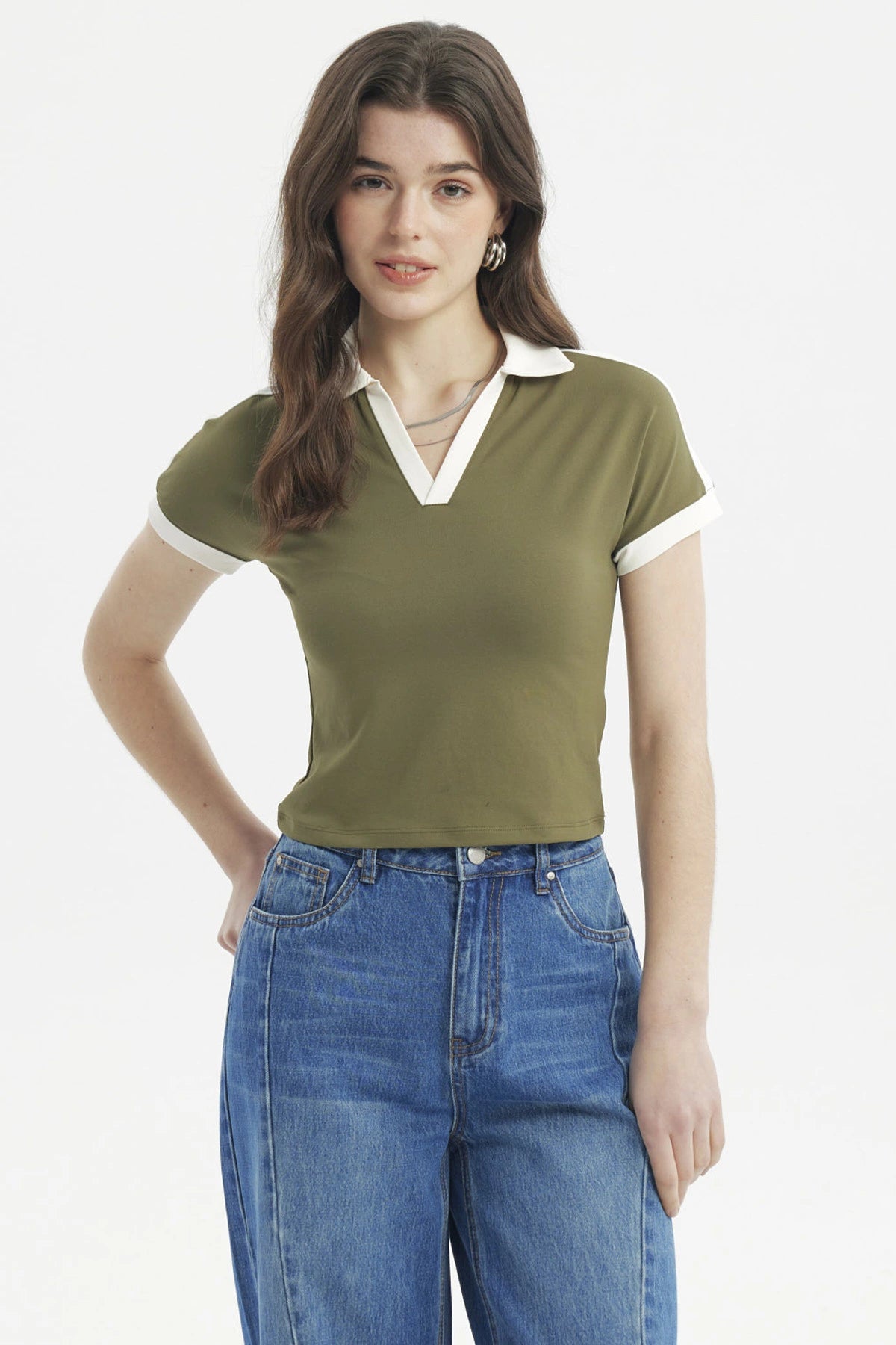 Polera mujer cuello polo verde militar claro con bordes blancos lisa sin estampas