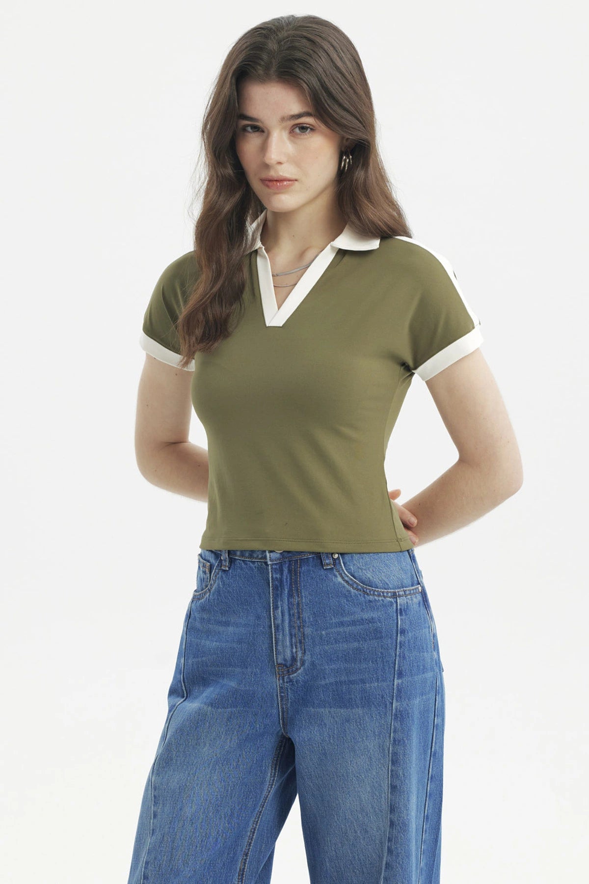 Polera mujer cuello polo verde militar claro con bordes blancos lisa sin estampas