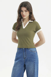 Polera mujer cuello polo verde militar claro con bordes blancos lisa sin estampas