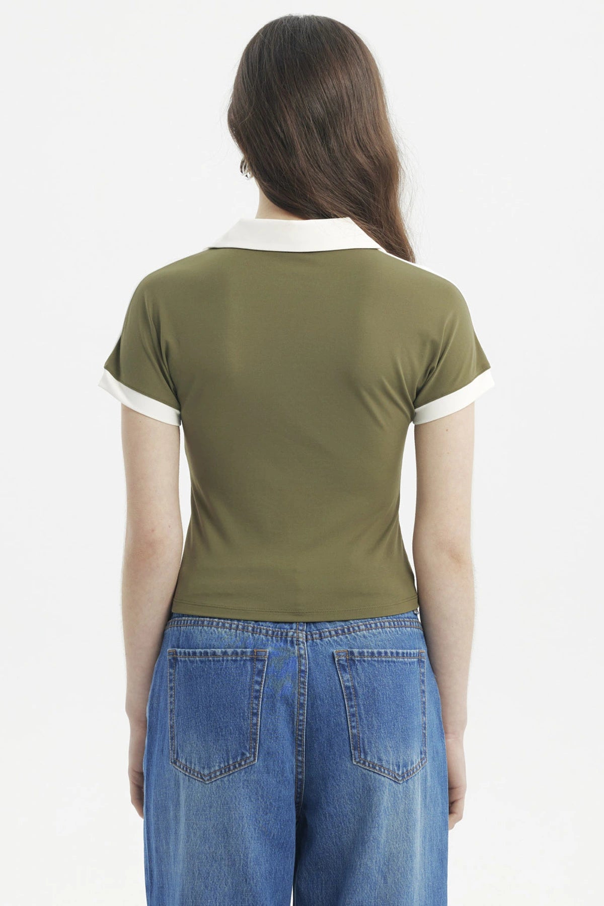 Polera mujer cuello polo verde militar claro con bordes blancos lisa sin estampas