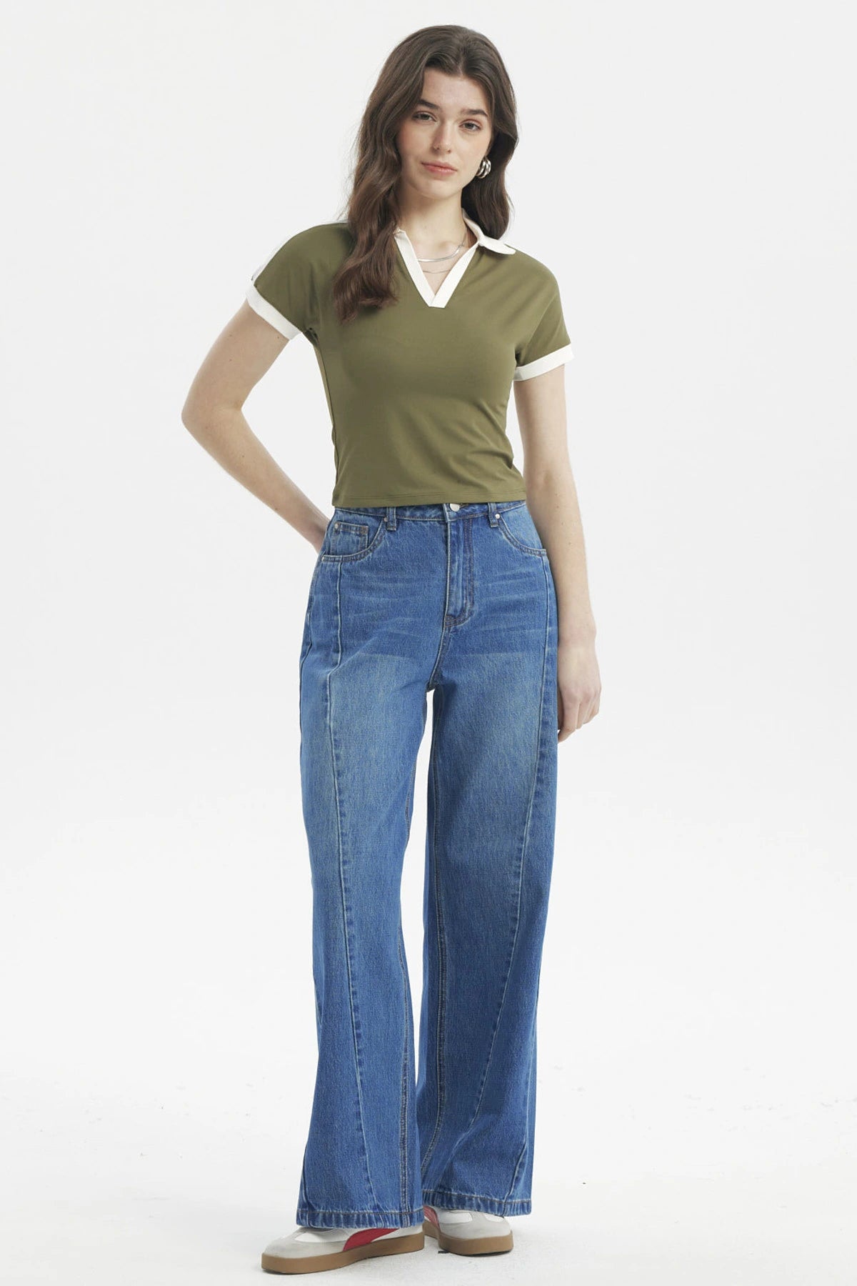 Polera mujer cuello polo verde militar claro con bordes blancos lisa sin estampas