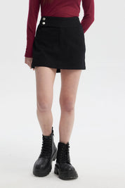 Falda negra de mujer con botones laterales y diseño liso ideal para un look casual con botas robustas