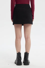 Falda negra de mujer con botones laterales y diseño liso ideal para un look casual con botas robustas