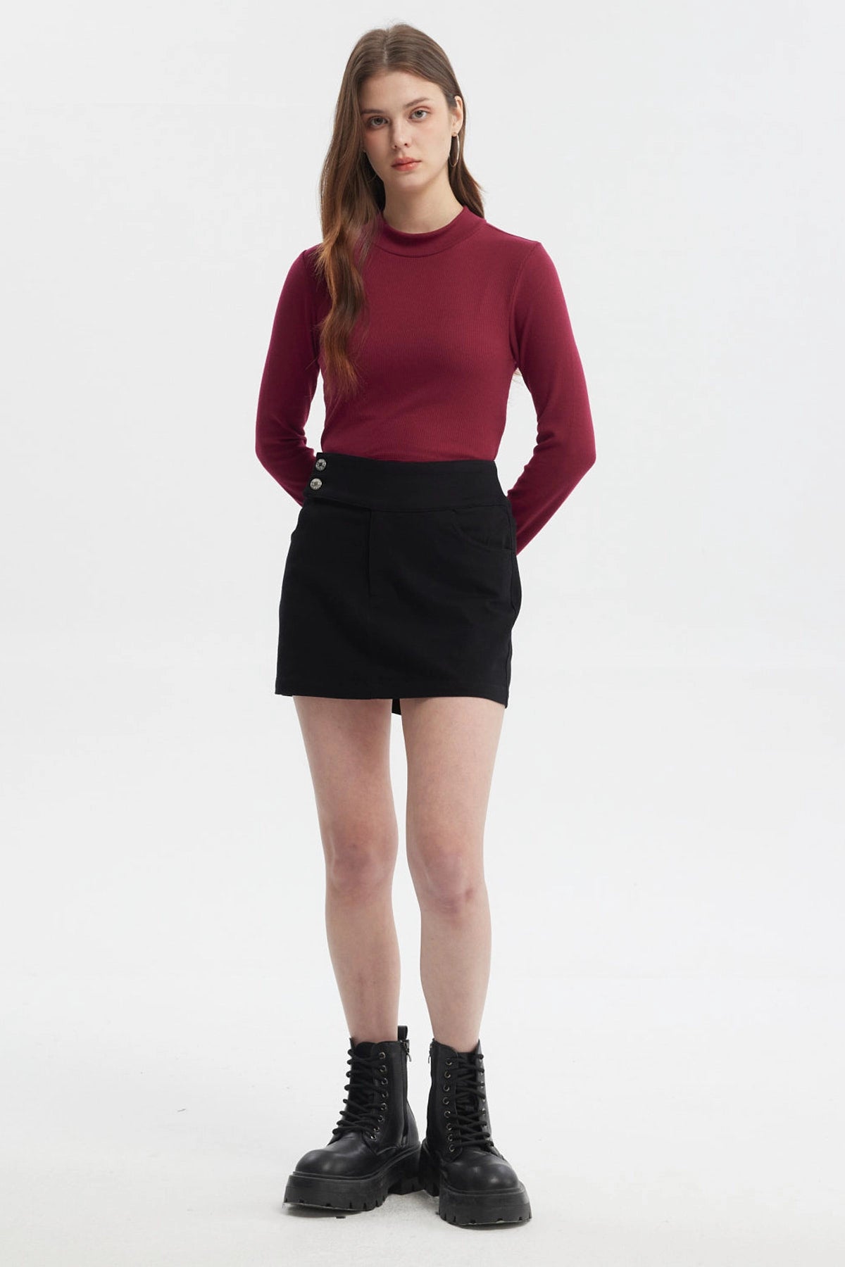 Falda negra de mujer con botones laterales y diseño liso ideal para un look casual con botas robustas