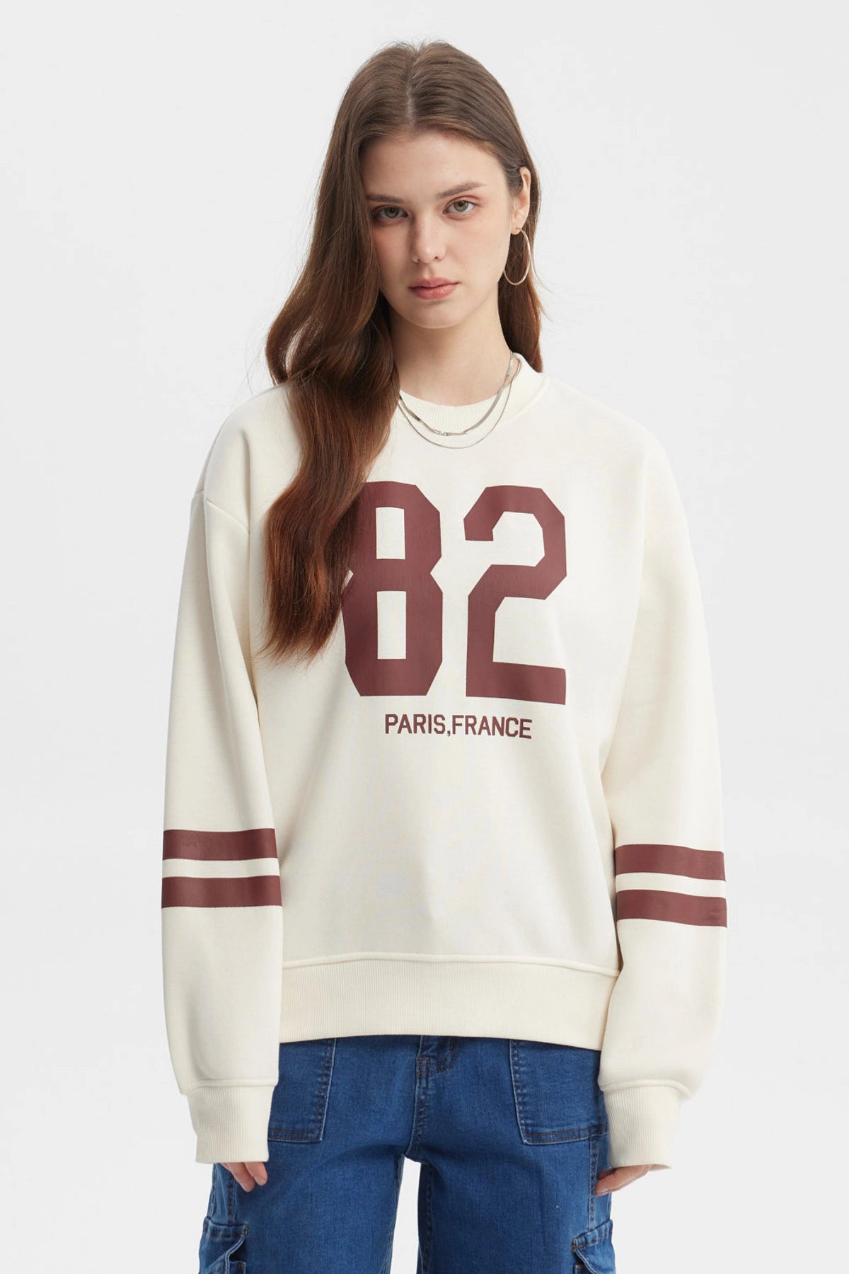 Polerón crema para mujer con número 82 y texto Paris France en el frente estilo casual con rayas en las mangas