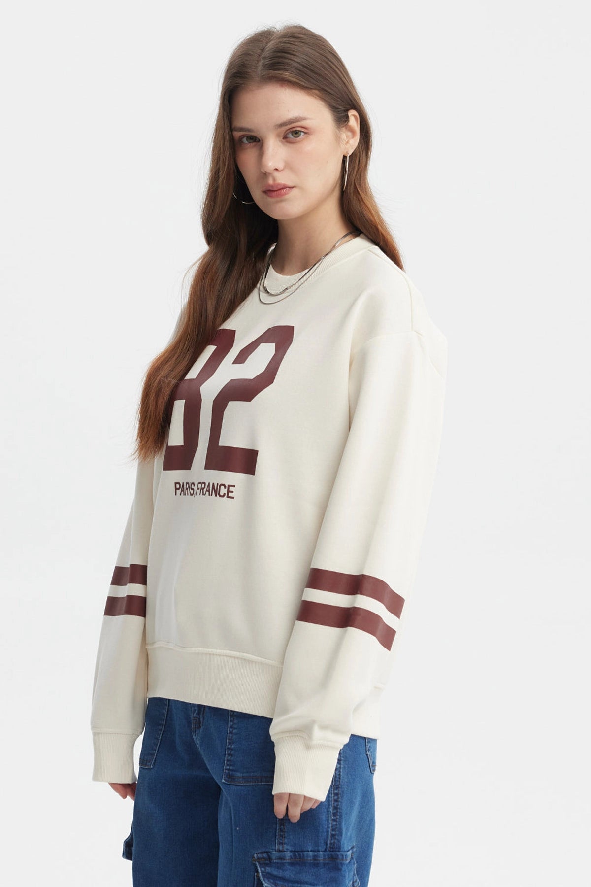 Polerón crema para mujer con número 82 y texto Paris France en el frente estilo casual con rayas en las mangas