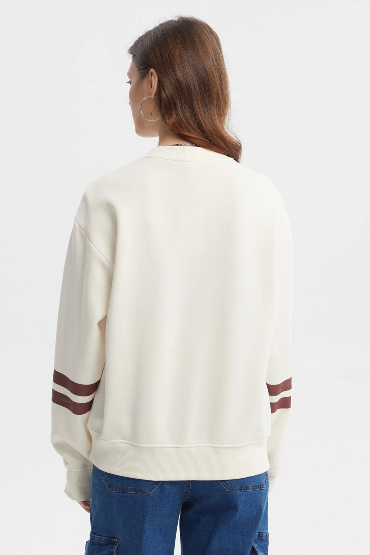 Polerón crema para mujer con número 82 y texto Paris France en el frente estilo casual con rayas en las mangas
