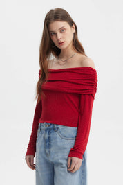 Polera roja para mujer con hombros descubiertos y strass pequeños por toda la prenda
