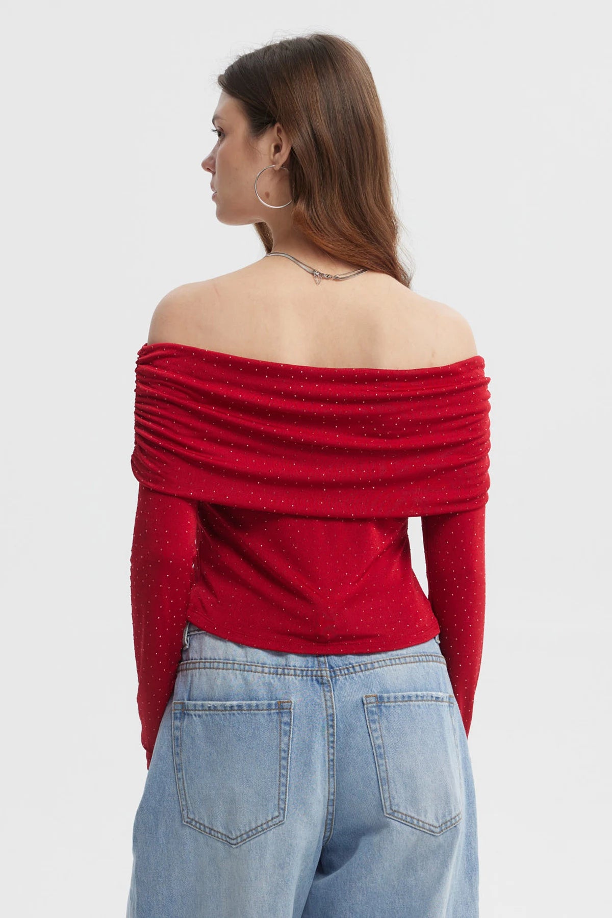 Polera roja para mujer con hombros descubiertos y strass pequeños por toda la prenda