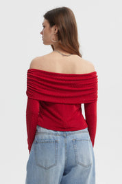 Polera roja para mujer con hombros descubiertos y strass pequeños por toda la prenda