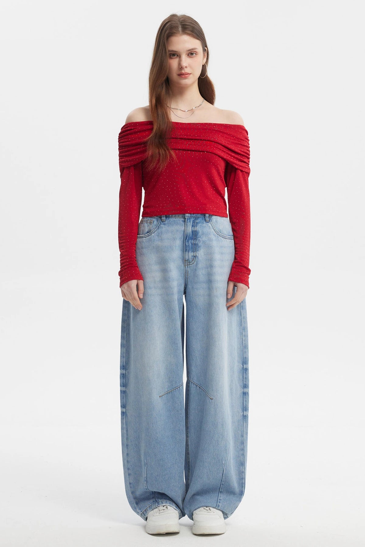 Polera roja para mujer con hombros descubiertos y strass pequeños por toda la prenda