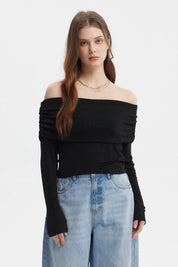 Polera negra para mujer con hombros descubiertos y detalles de strass en toda la prenda