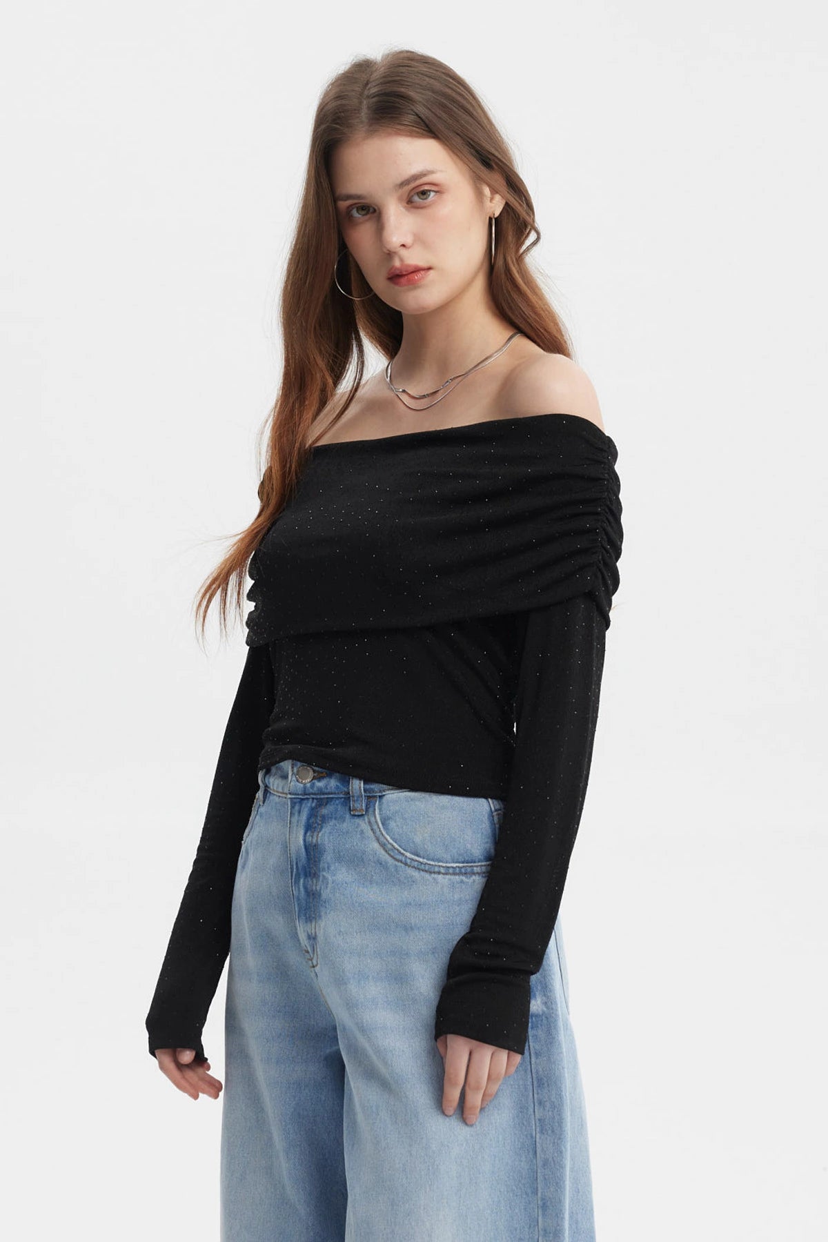 Polera negra para mujer con hombros descubiertos y detalles de strass en toda la prenda