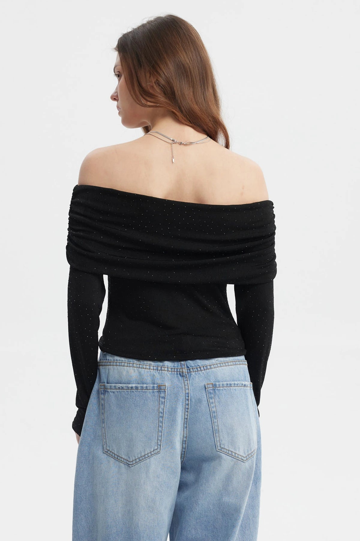 Polera negra para mujer con hombros descubiertos y detalles de strass en toda la prenda