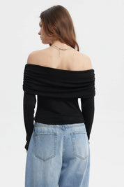 Polera negra para mujer con hombros descubiertos y detalles de strass en toda la prenda