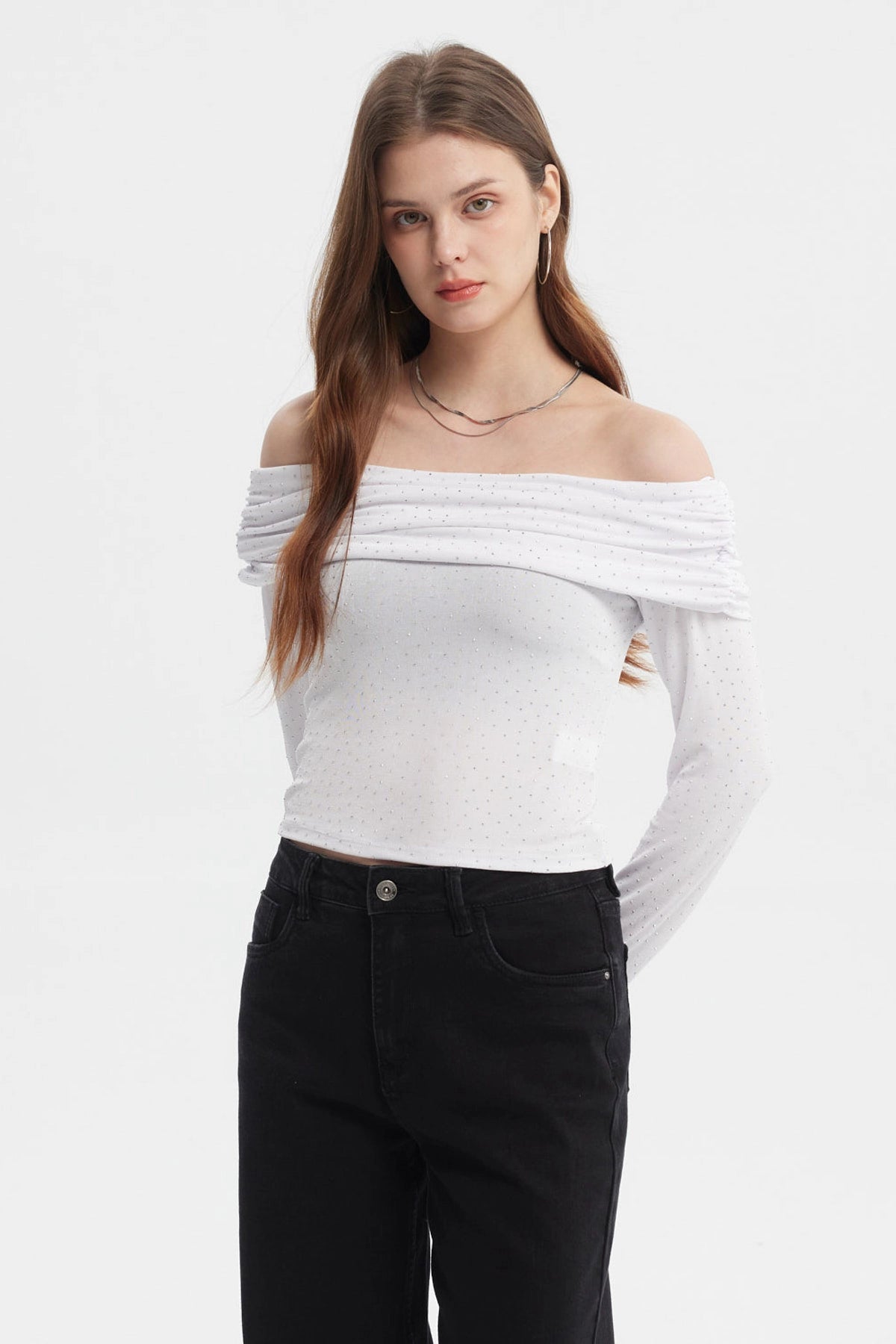 Polera blanca de mujer con detalles de strass pequeños dispersos sin estampa lisa y diseño de hombros descubiertos