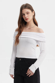 Polera blanca de mujer con detalles de strass pequeños dispersos sin estampa lisa y diseño de hombros descubiertos