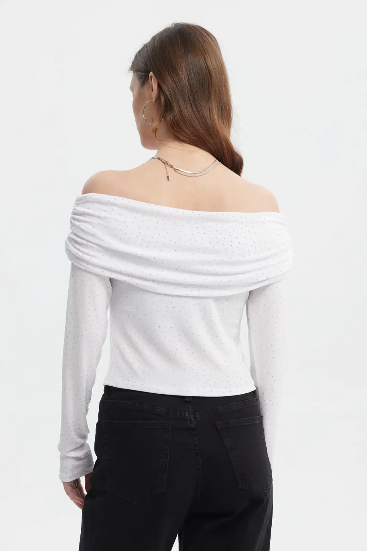 Polera blanca de mujer con detalles de strass pequeños dispersos sin estampa lisa y diseño de hombros descubiertos