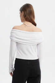 Polera blanca de mujer con detalles de strass pequeños dispersos sin estampa lisa y diseño de hombros descubiertos