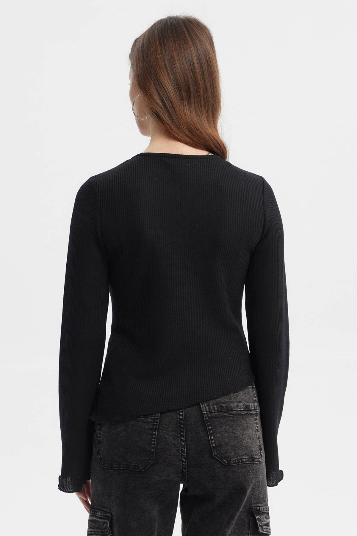 Polera negra para mujer con abertura lateral y mangas largas acampanadas diseño liso ideal para estilo casual moderno