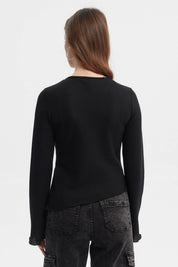 Polera negra para mujer con abertura lateral y mangas largas acampanadas diseño liso ideal para estilo casual moderno