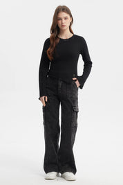 Polera negra para mujer con abertura lateral y mangas largas acampanadas diseño liso ideal para estilo casual moderno