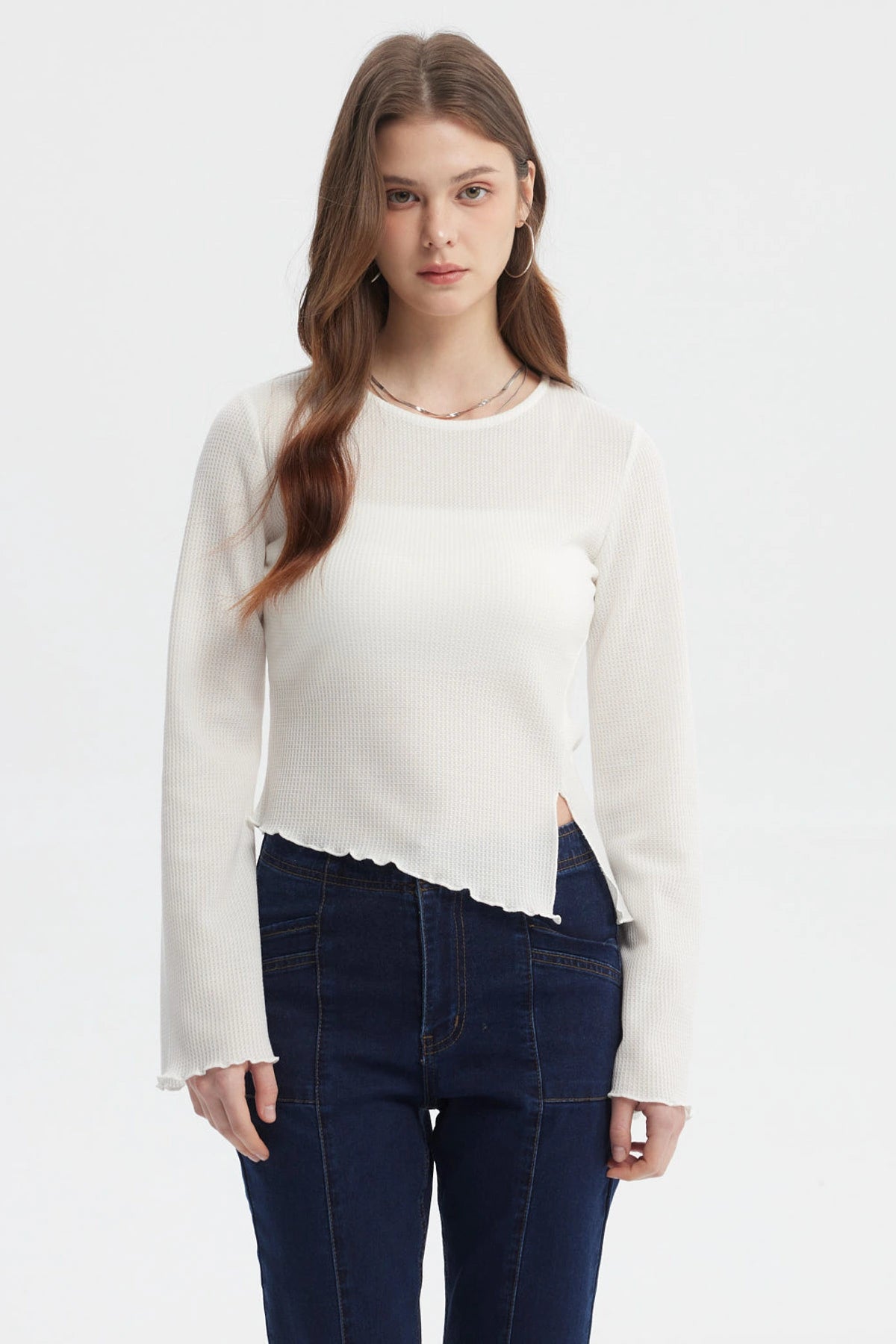 Polera mujer crudo con abertura costado diseño liso y dobladillo ondulado en corte asimétrico