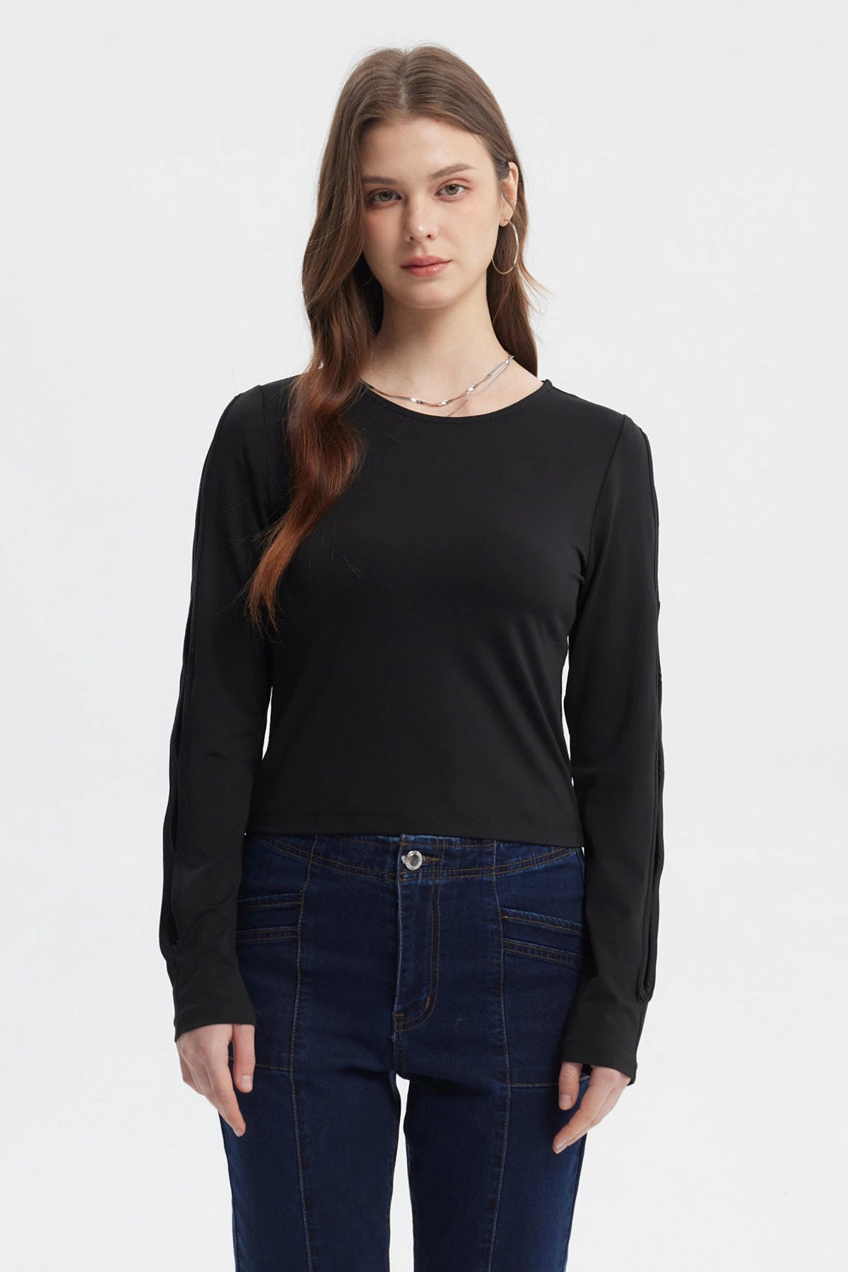Polera negra de mujer mangas largas con diseño calado estilo casual lisa ideal para combinar con jeans o faldas