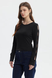 Polera negra de mujer mangas largas con diseño calado estilo casual lisa ideal para combinar con jeans o faldas