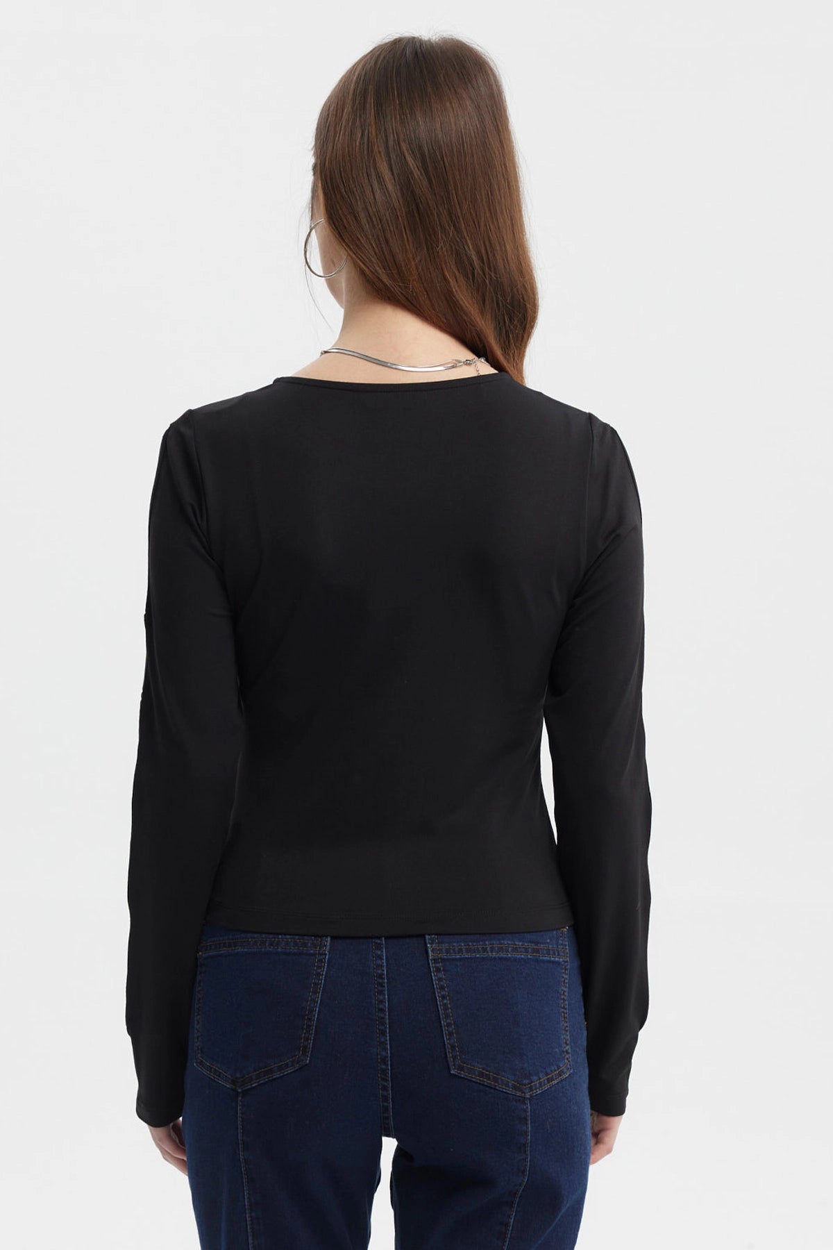 Polera negra de mujer mangas largas con diseño calado estilo casual lisa ideal para combinar con jeans o faldas