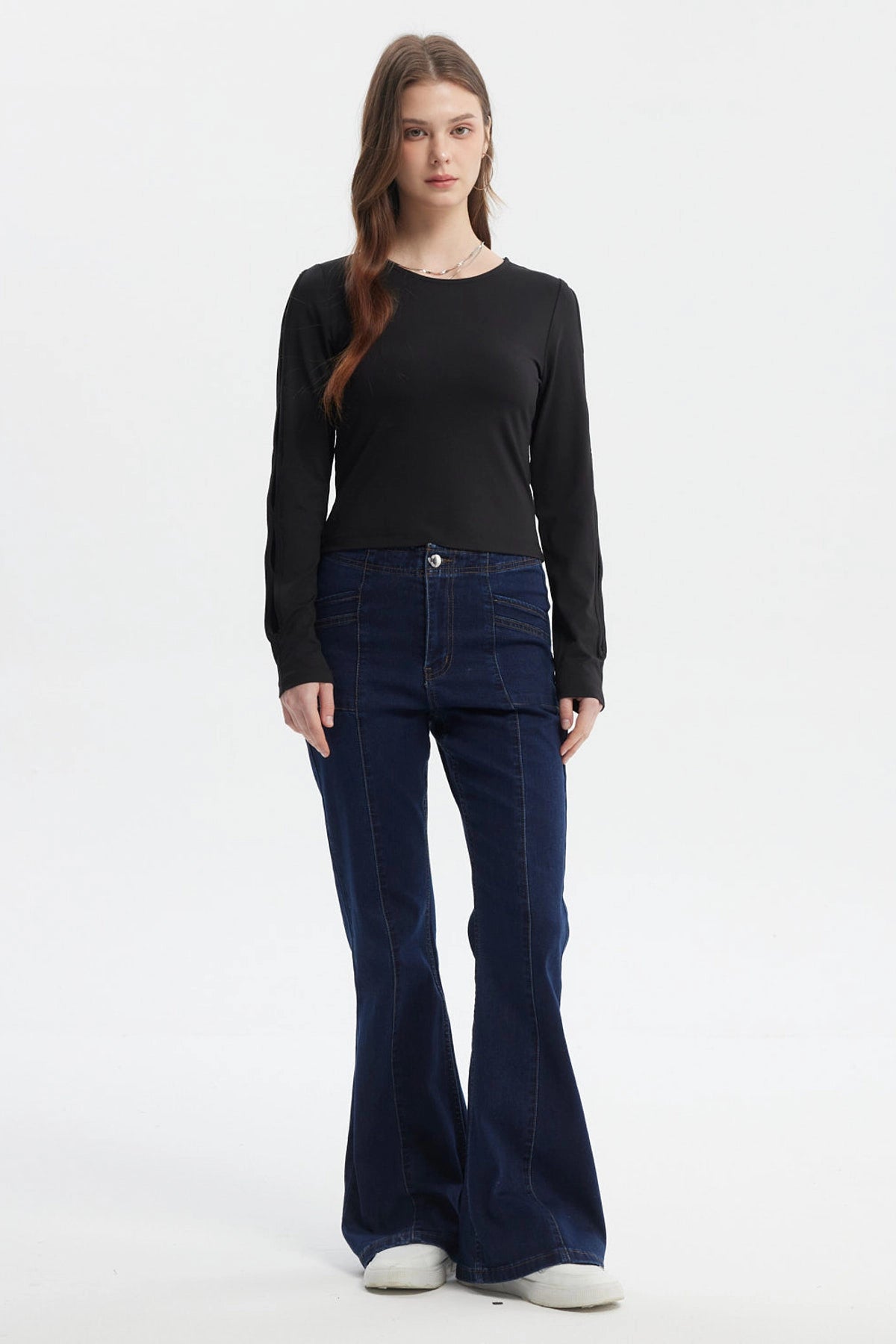 Polera negra de mujer mangas largas con diseño calado estilo casual lisa ideal para combinar con jeans o faldas