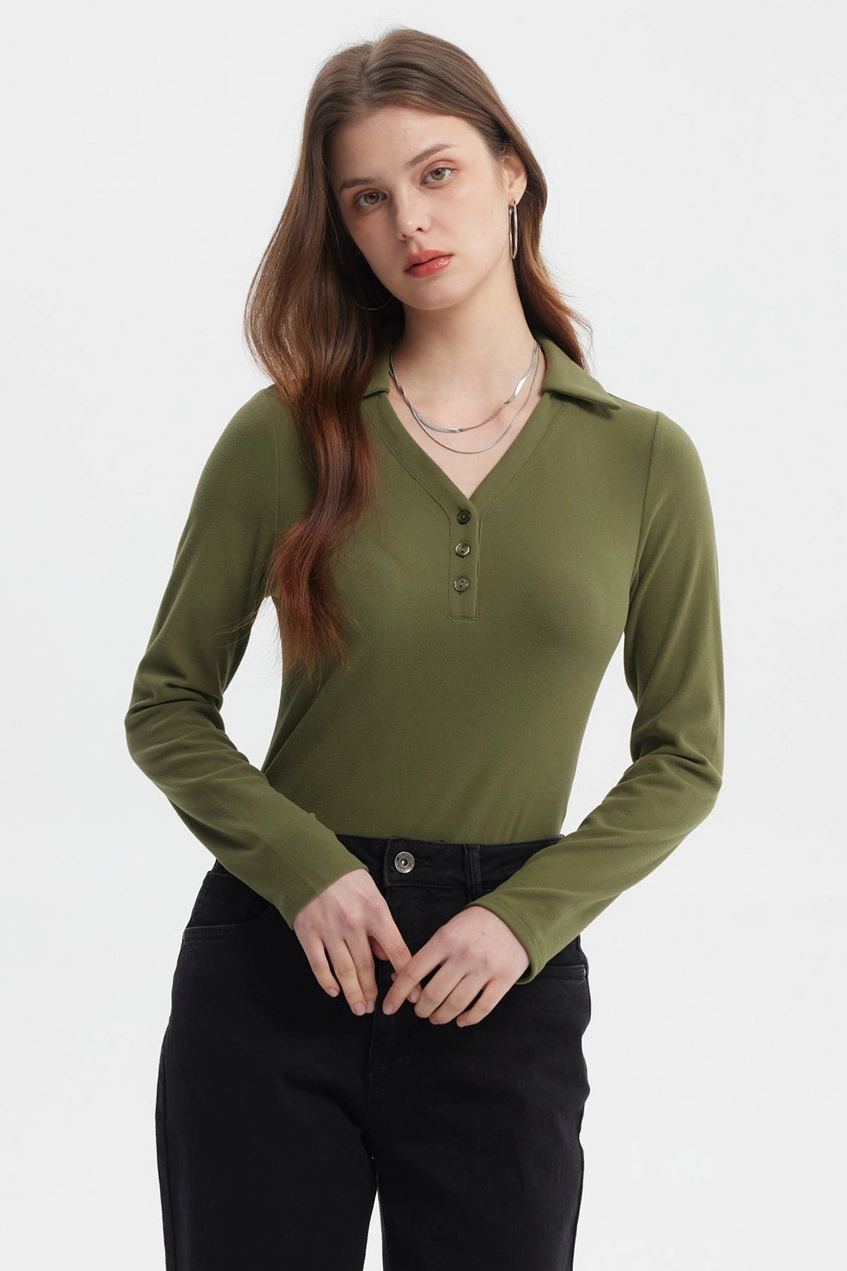 Polera mujer manga larga verde militar claro con botones en el cuello sin estampa prenda lisa y elegante